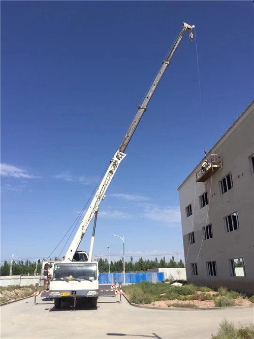 阿城区“轻装强干”—— 吊车的 “轻量化臂架” 技术